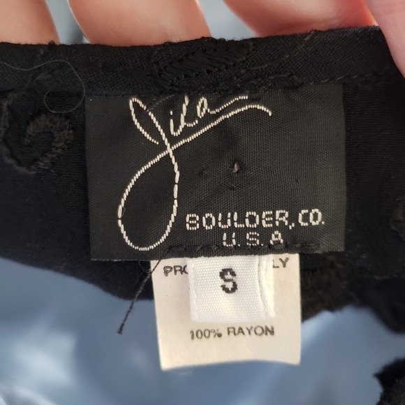 Jila Vintage Women's Small Black Short Sleeve Blouse Asymmetrical Hem Embroidery - Picture 4 of 7